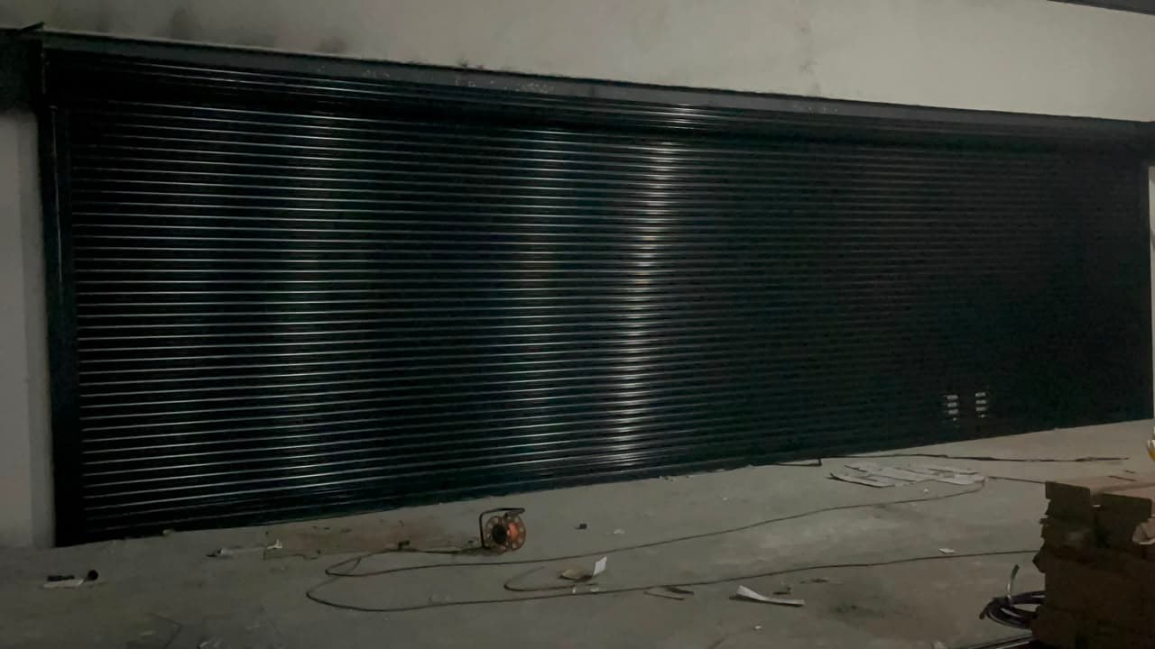 Porta de enrolar instalada — Paiva's Kalk